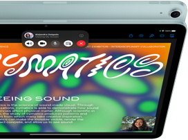 iPad Air, na kterém uživatel používá 12MP Center Stage kameru při FaceTime hovoru, za ním je vidět zadní strana a fotoaparát jiného iPadu Air