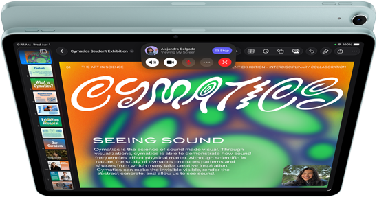 Modrý iPad Air, pohled shora na displej s aplikací Keynote jako ukázka možnosti sdílení obrazovky během videohovorů přes FaceTime, pohled zezadu, 12Mpx širokoúhlý zadní fotoaparát, tlačítka pro zvýšení a snížení hlasitosti