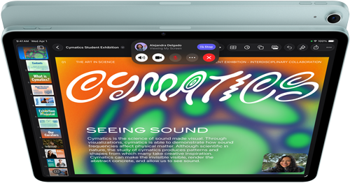 Modrý iPad Air, pohled shora na displej s aplikací Keynote jako ukázka možnosti sdílení obrazovky během videohovorů přes FaceTime, pohled zezadu, 12Mpx širokoúhlý zadní fotoaparát, tlačítka pro zvýšení a snížení hlasitosti