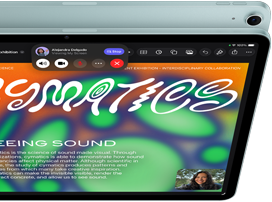Modrý iPad Air, pohled shora na displej s aplikací Keynote jako ukázka možnosti sdílení obrazovky během videohovorů přes FaceTime, pohled zezadu, 12Mpx širokoúhlý zadní fotoaparát, tlačítka pro zvýšení a snížení hlasitosti