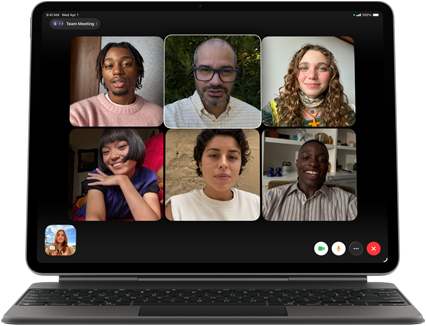 Černý iPad Air připojený k Magic Keyboardu, na obrazovce probíhá skupinový hovor přes FaceTime
