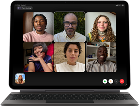 Černý iPad Air připojený k Magic Keyboardu, na obrazovce probíhá skupinový hovor přes FaceTime