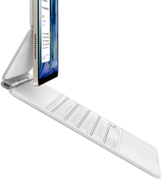 Pohled z boku na hvězdně bílý iPad Air připojený k bílému Magic Keyboardu