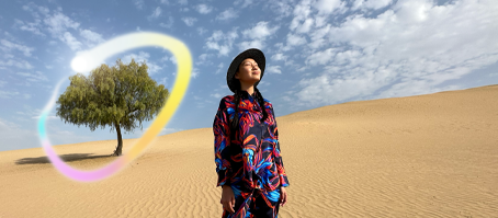 iPad Pro, pohled zepředu, displej s tmavě modrým a zeleným gradientem na pozadí, několik otevřených aplikací, ruka držící Apple Pencil Pro kreslí kroužek okolo skici na ukázku Obrázkové hůlky, funkce Apple Intelligence