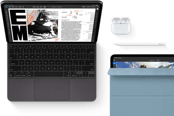 iPad Pro připojený k Magic Keyboardu, pohled zepředu, vesmírně černá barva, zaoblené rohy, černý rámeček displeje, otevřený, na displeji se zobrazuje aplikace na úpravy článků s textem a fotkou ženy hrající hudbu, AirPods 4 v otevřeném pouzdru, modré Smart Folio na iPadu Pro s Apple Pencilem připnutým k horní straně zařízení, pootevřený kryt odhalující displej