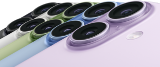 iPhone 17, pohled zezadu, dvojitá Fusion fotosoustava, všech pět barev naskládaných přes sebe: černý, bílý, šalvějově zelený, mlhově modrý a levandulový