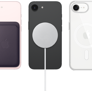 iPhone 17e, pohled zezadu, jemně růžová barva, přicvaknutá peněženka z tkaniny FineWoven s MagSafe, iPhone 17e, pohled zezadu, černá barva, přicvaknutá MagSafe nabíječka, iPhone 17e, pohled zezadu, bílá barva, nasazený průhledný kryt s MagSafe