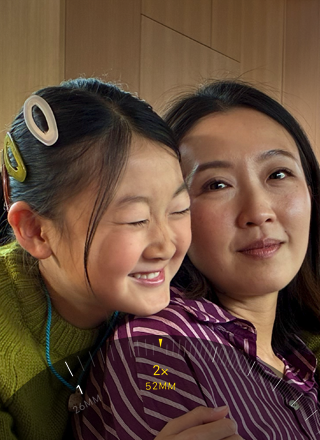 Použití 2× přiblížení, v záběru je přiblížená hora pokrytá stromy a zelení