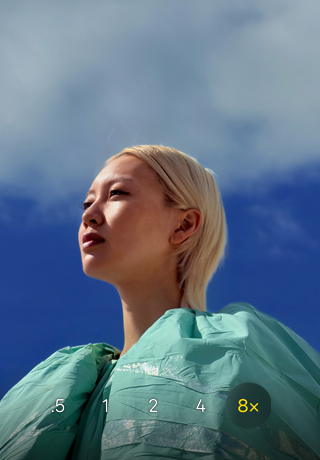 Aplikace Fotoaparát na iPhonu 17 Pro, z možností optického zoomu 0,5×, 1×, 2×, 4× a 8× je vybraný 8× optický zoom