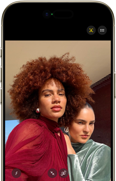 iPhone Air, pohled zepředu, Dynamic Island uprostřed u horního okraje obrazovky, použití funkce Centrování záběru pro fotky