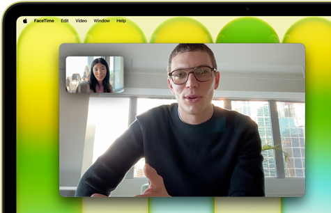 MacBook Neo, citrusově žlutý, na displeji je vidět probíhající videohovor, funkce Centrování záběru udržuje uživatele uprostřed obrazu