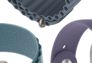 Řemínky k Apple Watch Series 11: mlžně fialový sportovní řemínek, ocelově modrý Oceánský řemínek, světle modrý Alpský tah