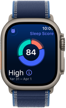 Apple Watch Ultra 3, pouzdro z přírodního titanu, obrazovka spánkového skóre, přehled na kruhovém grafu, uprostřed číselné skóre, řemínek, modrý Trailový tah