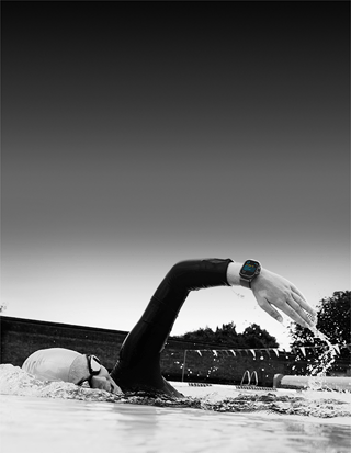 Plavkyně si měří trénink pomocí Apple Watch Ultra 3